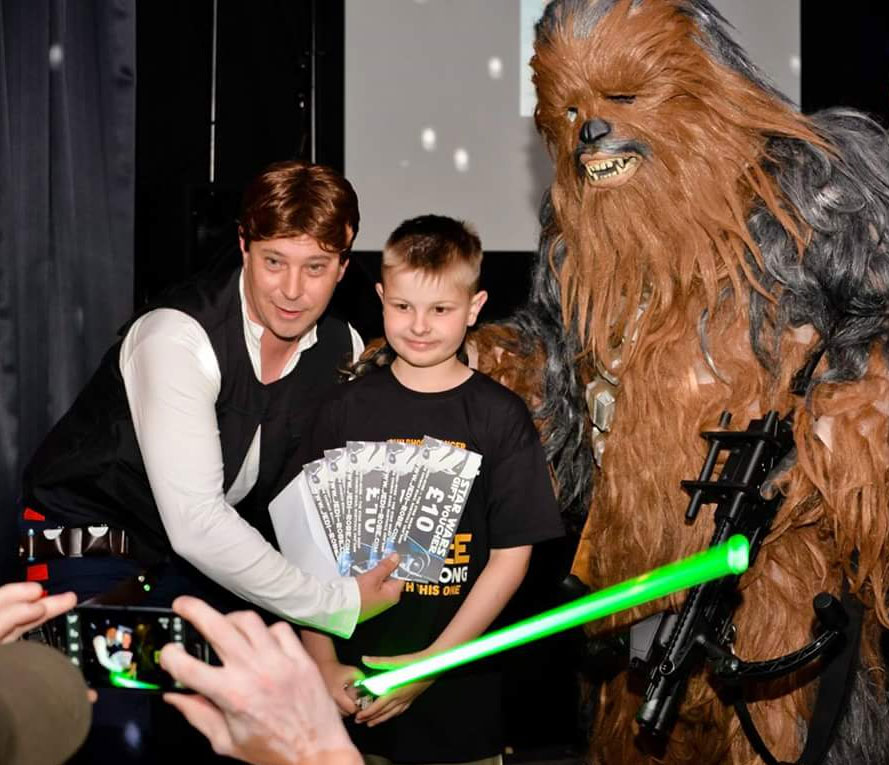 Han Solo and Chewbacca present Jedi-Robe gift vouchers